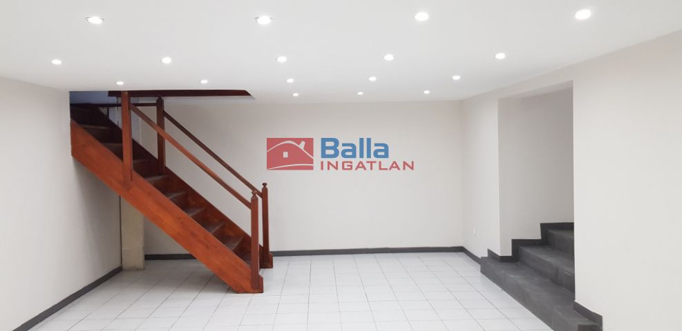 VII. Kerület (Középső-Erzsébetváros) - Almássy tér:  74 m²-es üzlethelyiség utcai bejárattal