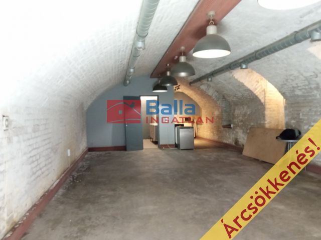VIII. Kerület (II. János Pál pápa tér és környéke) - II János Pál pápa tér környékén utca:  88 m²-es üzlethelyiség utcai bejárattal   (28'000'000 ,- Ft)