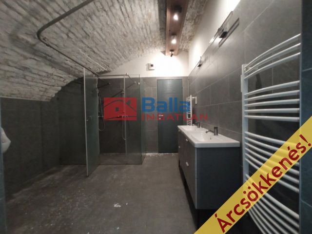VIII. Kerület (II. János Pál pápa tér és környéke) - II János Pál pápa tér környékén utca:  88 m²-es üzlethelyiség utcai bejárattal   (28'000'000 ,- Ft)