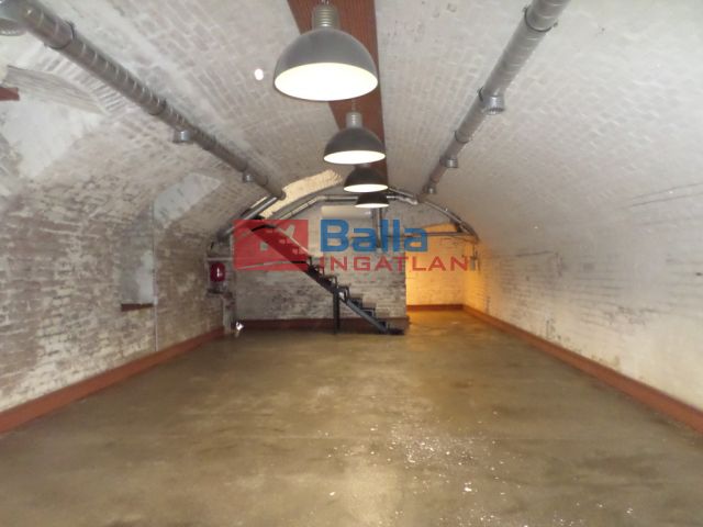 VIII. Kerület (II. János Pál pápa tér és környéke) - Kiss József utca:  88 m²-es üzlethelyiség utcai bejárattal   (200'000 ,- Ft)
