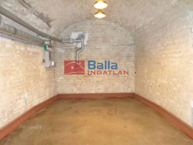 VIII. Kerület (II. János Pál pápa tér és környéke) - Kiss József utca:  88 m²-es üzlethelyiség utcai bejárattal   (200'000 ,- Ft)