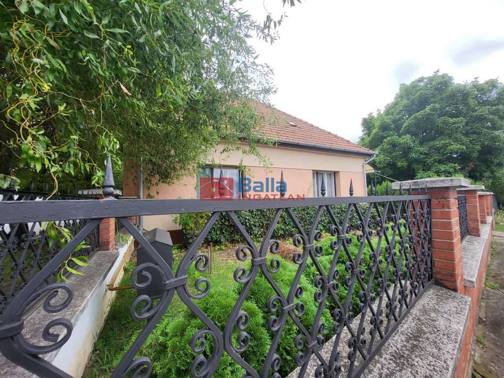 Aszód, Központ, 120 m²-es, családi ház, 3+1 szobás, részben felújított állapotú