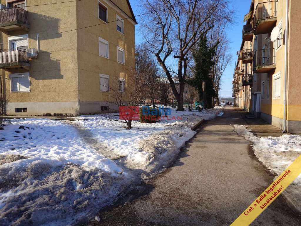 Bodajk, Bányász telep, 40 m²-es, társasházi lakás, 1 szobás, részben felújított állapotú