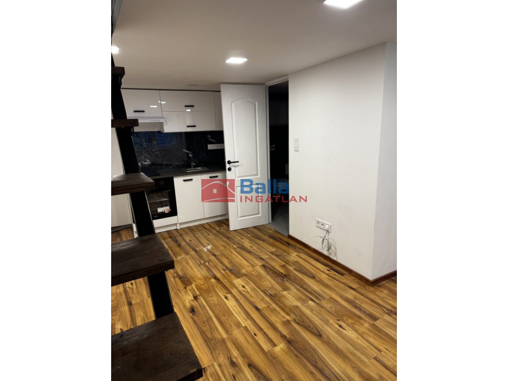 VII. Kerület, Blaha Lujza tér közelében, 20 m²-es, társasházi lakás