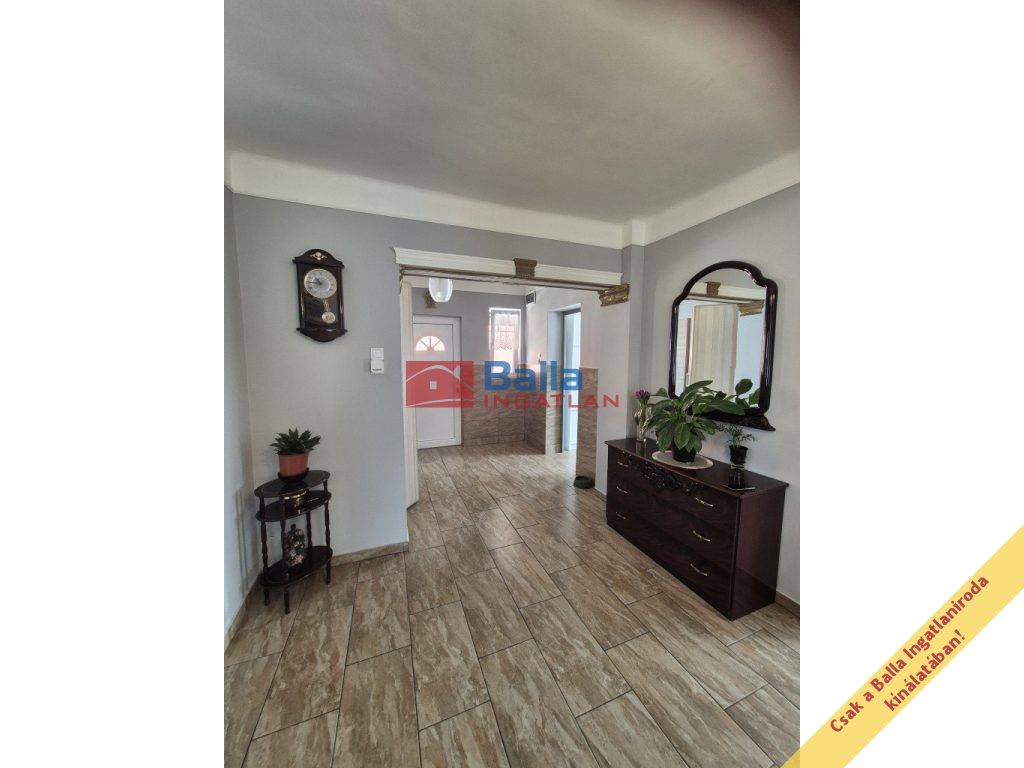 Domony, Tavasz utca, 90 m²-es, családi ház, 3 szobás, felújított állapotú