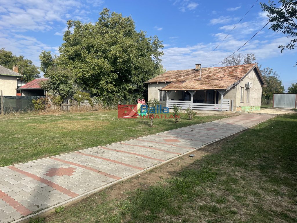 Ercsi, Író nevek utca, 62 m²-es, családi ház, 3 szobás, részben felújított állapotú