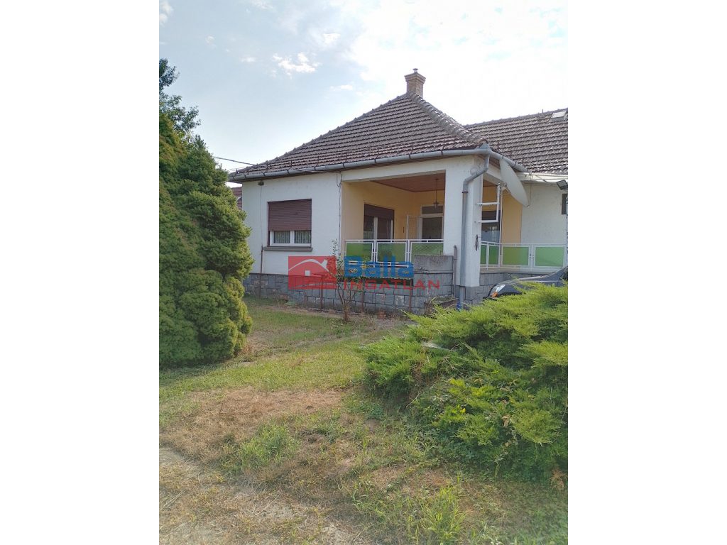 Heves, Fő út mellet, 108 m²-es, családi ház, 2+2 szobás, részben felújított állapotú