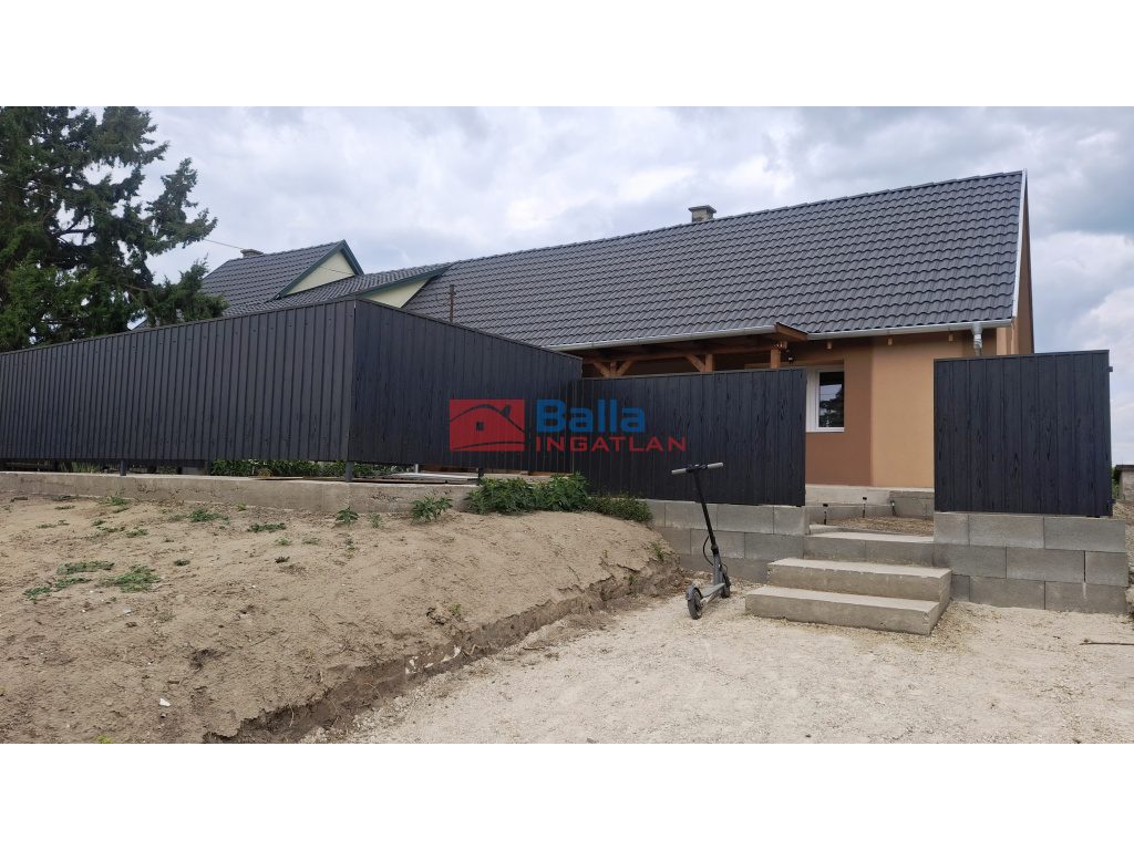 Kőröshegy, Csendes utca, 42 m²-es, családi ház, 3 szobás, újszerű állapotú