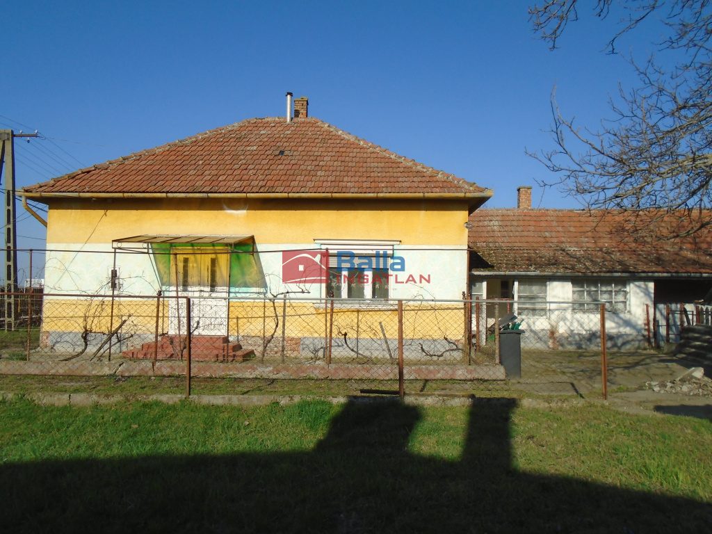 Kőröstetétlen, Törteli út, 76 m²-es, családi ház, 2 szobás, felújítandó állapotú