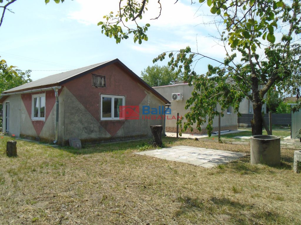Tiszakécske, Szegfű utca, 40 m²-es, üdülő, 2 szobás, részben felújított állapotú
