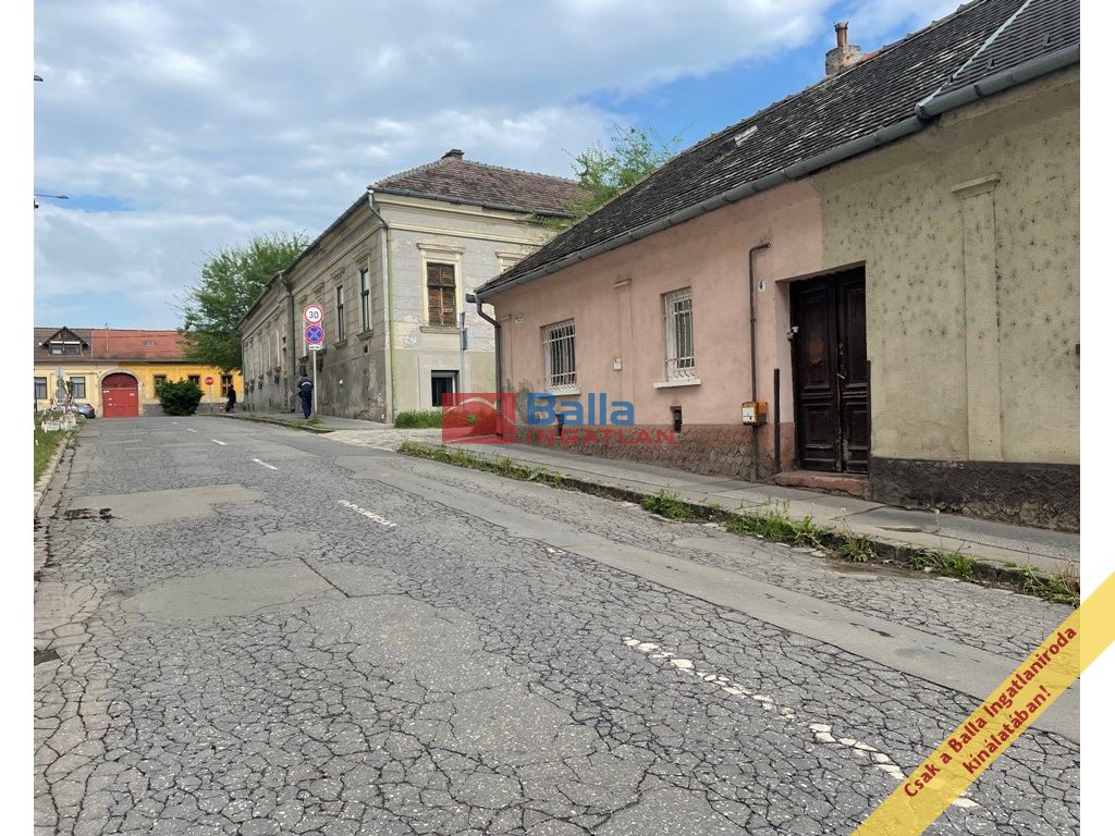 Vác, Barabás Miklós utca, 71 m²-es, családi ház, 3 szobás, átlagos állapotú