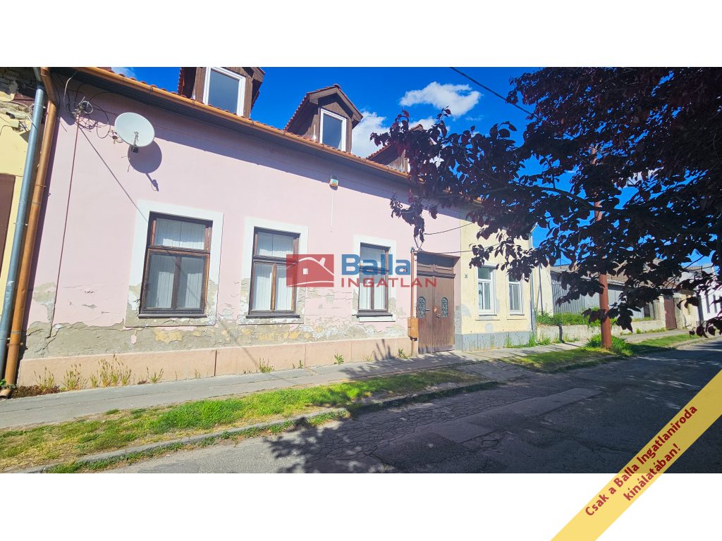 Vác, Hattyú utca, 81 m²-es, társasházi lakás, 2+1 szobás, felújítandó állapotú