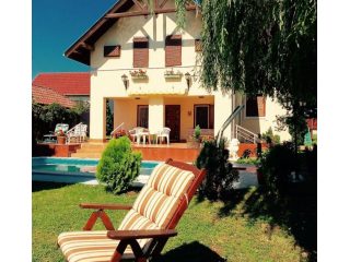 Eladó 250 m²-escsaládi ház Balatonföldvár, Csendes utcában: 139'900'000 Ft