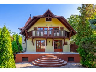 Eladó 325 m²-escsaládi ház Balatonföldvár, Csendes utcában: 149'900'000 Ft