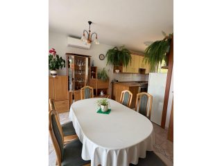 Kiadó 240 m²-escsaládi ház III. Kerület (Rókahegy) , Péterhegyi dűlő: 950'000 Ft