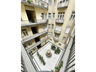 Eladó 61 m²-estársasházi lakás V. Kerület (Belváros) , Azonnal költözhető belvárosi ingatlan V.ker.egyik legjobb utcájában !: 98'900'000 Ft