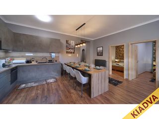 Kiadó 134 m²-estársasházi lakás VI. Kerület (Nagykörúton kívül) , Izabella utca: 750'000 Ft