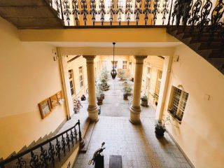 Eladó 36 m²-estársasházi lakás VI. Kerület (Terézváros) , Nagymező utca: 77'500'000 Ft