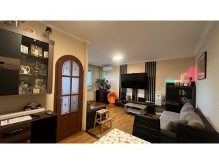 Eladó 74 m²-estársasházi lakás XIX. Kerület (Lakótelep) , Önkormányzat közelében: 89'900'000 Ft