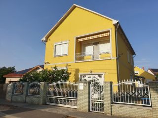 Eladó 340 m²-escsaládi ház XXI. Kerület (Királyerdő) , Királyerdő: 185'000'000 Ft