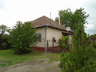Eladó 100 m²-escsaládi ház Jászkarajenő, Táncsics Mihály utca: 24'900'000 Ft