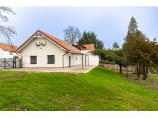 Eladó 140 m²-escsaládi ház Leányfalu, Móricz Zsigmond utca: 129'900'000 Ft