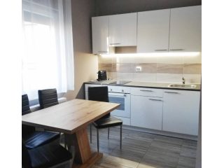 Eladó 210 m²-escsaládi ház Pécel, Városközpont közeli utca: 139'000'000 Ft