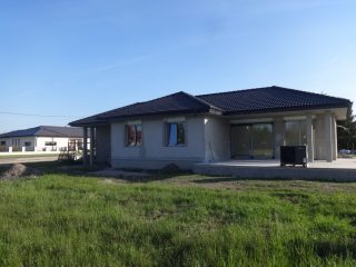 Eladó 95 m²-escsaládi ház Tiszakécske, Dr. Tóth Géza utca: 61'750'000 Ft