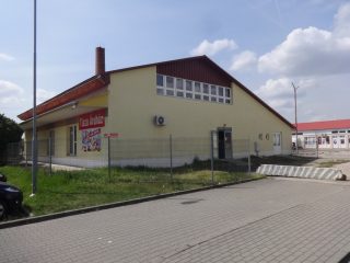 Kiadó 450 m²-esüzlethelyiség utcai bejárattal Tiszakécske, Vízhányó János utca: 800'000 Ft