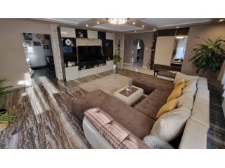 Eladó 320 m²-escsaládi ház Üllő, teljes körűen felújított: 257'900'000 Ft