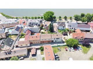 Eladó 129 m²-escsaládi ház Vác, Dunapart közeli: 144'999'000 Ft