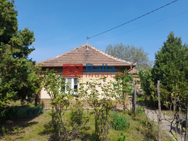 Albertirsa, Albertirsa belterületén az 1950-es években vályogból épült családi kisház utca, 43 m²-es, családi ház