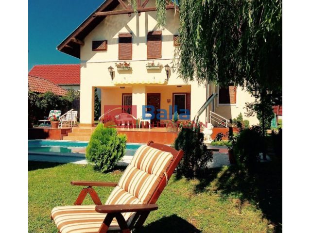 Balatonföldvár, Csendes utcában, 250 m²-es, családi ház, 7 szobás