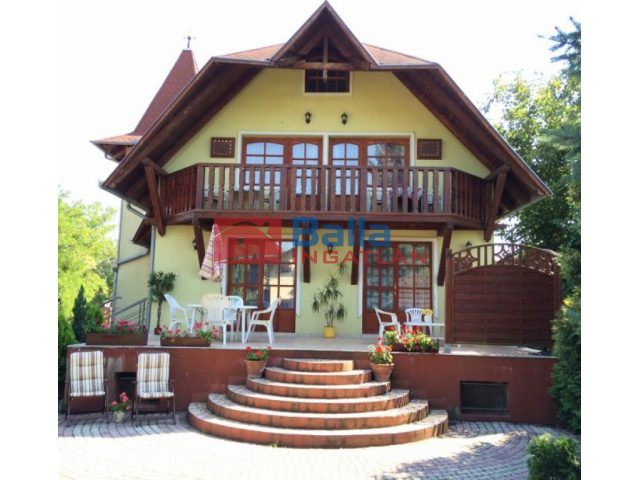 Balatonföldvár, Csendes utcában, 325 m²-es, családi ház, 8 szobás