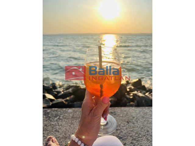 Balatonkenese, Balatonkenese csendes utca, 128 m²-es, 3 generációs, ikerház