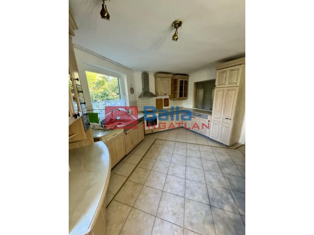 II. kerület, Hidegkúti út, 200 m²-es, ikerház, 4 szobás, jó állapotú