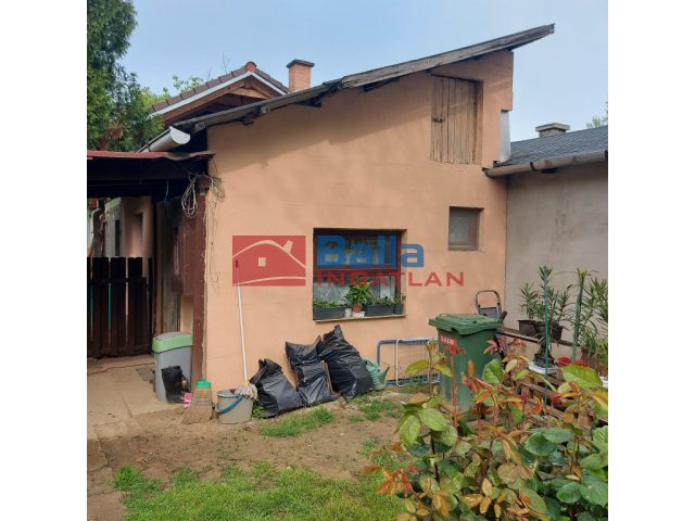 XI. Kerület, Balatoni út, 32 m²-es, házrész, 2 szobás, átlagos állapotú