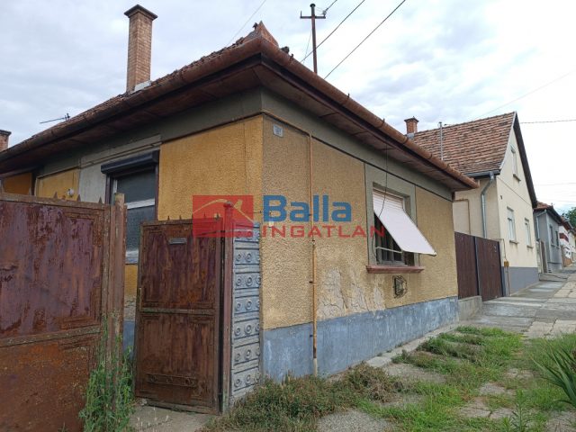 Ceglédbercel, központi részén, felújítandó 84,73 m2-es családi ház eladó! utca, 85 m²-es, 2 generációs, családi ház