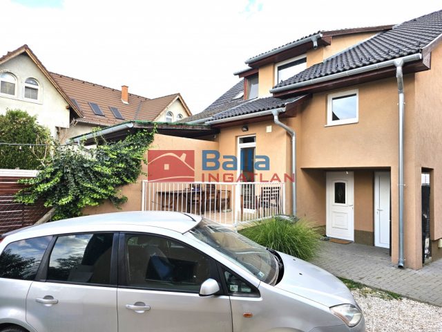 Dunakeszi, fő út, 123 m²-es, 2 generációs, ikerház, 6 szobás, felújított / újszerű állapotú