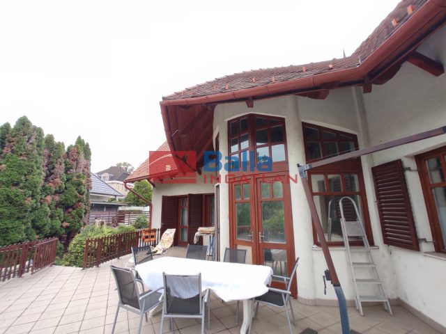 Eladó 350 m²-escsaládi ház Dunaújváros, Gőzmalom utca: 128'000'000 Ft