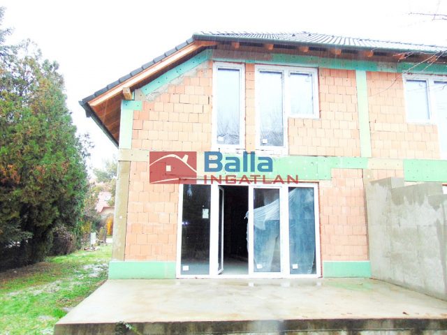 Kápolnásnyék, Bem utca, 136 m²-es, 2 generációs, családi ház, 5 szobás