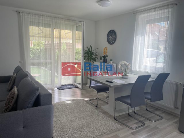 Martonvásár, Csendes utca, 92 m²-es, sorház, 3+1 félszobás, felújított / újszerű állapotú