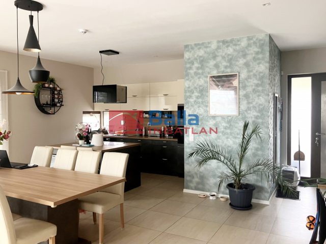 Nadap, Panorámás utca, 172 m²-es, családi ház, 5 szobás, extrán felszerelt állapotú