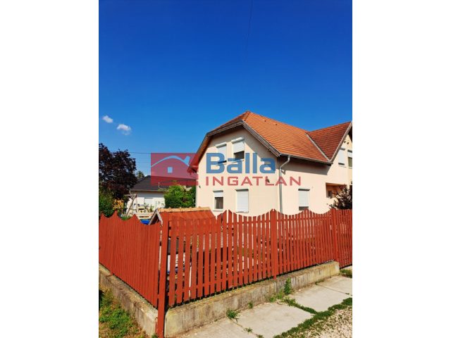 Szigethalom, Fiumei utcáról nyíló, 100 m²-es, ikerház, 4 szobás