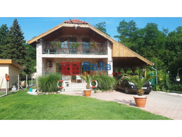 Tass, Dunapart utca, 130 m²-es, családi ház, 1+4 félszobás, extrán felszerelt állapotú