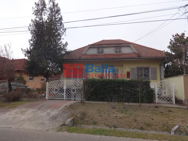 Tiszakécske, Bajza utca, 110 m²-es, családi ház, 3 szobás, átlagos állapotú