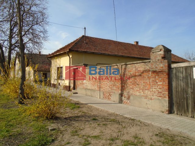 Tiszakécske, Béke utca, 70 m²-es, családi ház, 2 szobás, átlagos állapotú