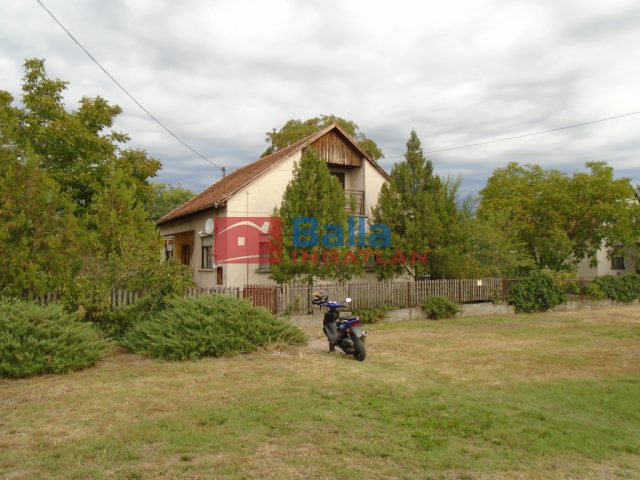 Tiszakécske, Fő út, 96 m²-es, családi ház, 4 szobás, átlagos állapotú