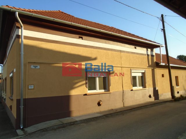 Tiszakécske, Kossuth Lajos u utca, 96 m²-es, családi ház, 4+1 félszobás