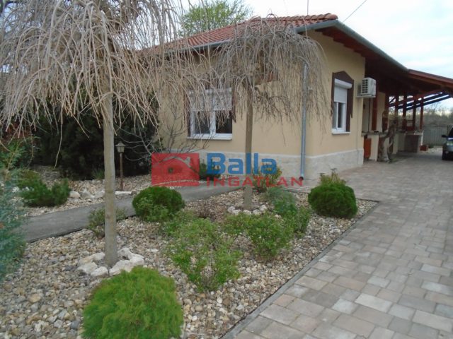 Tiszakécske, Kurázs utca, 120 m²-es, családi ház, 3 szobás, felújított / újszerű állapotú